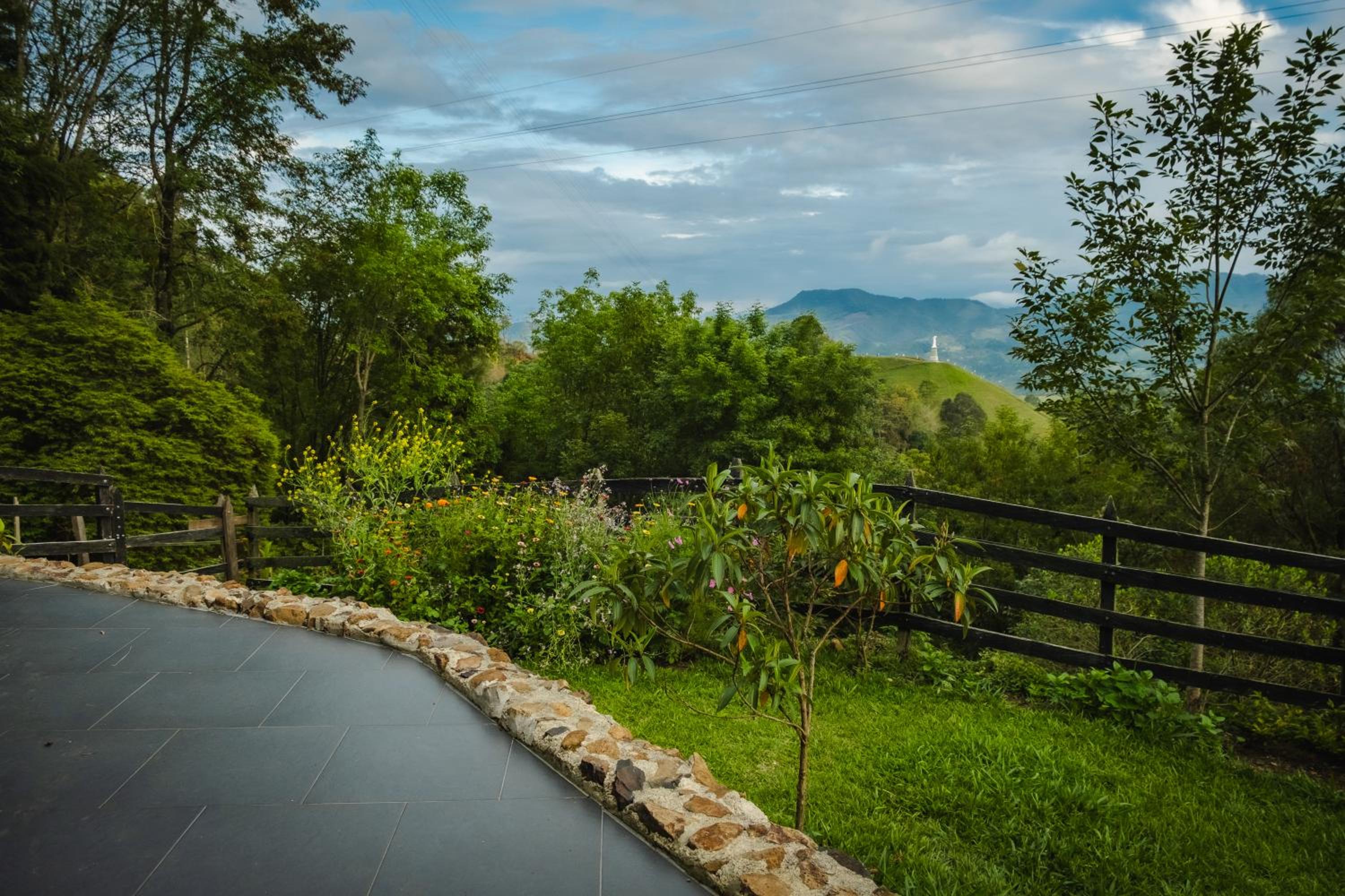 Refined cabin, panoramic views, steps from Jericó