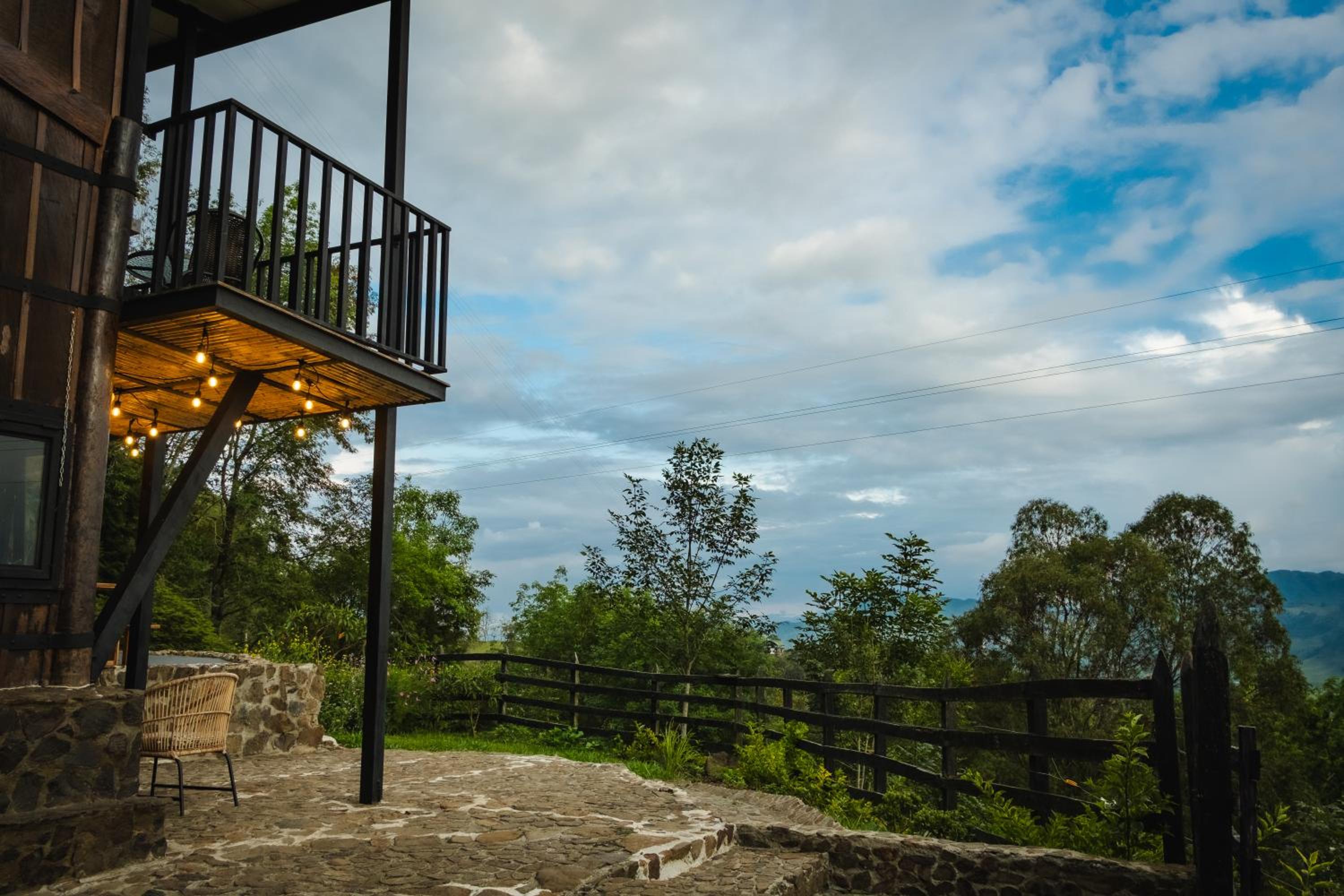 Refined cabin, panoramic views, steps from Jericó