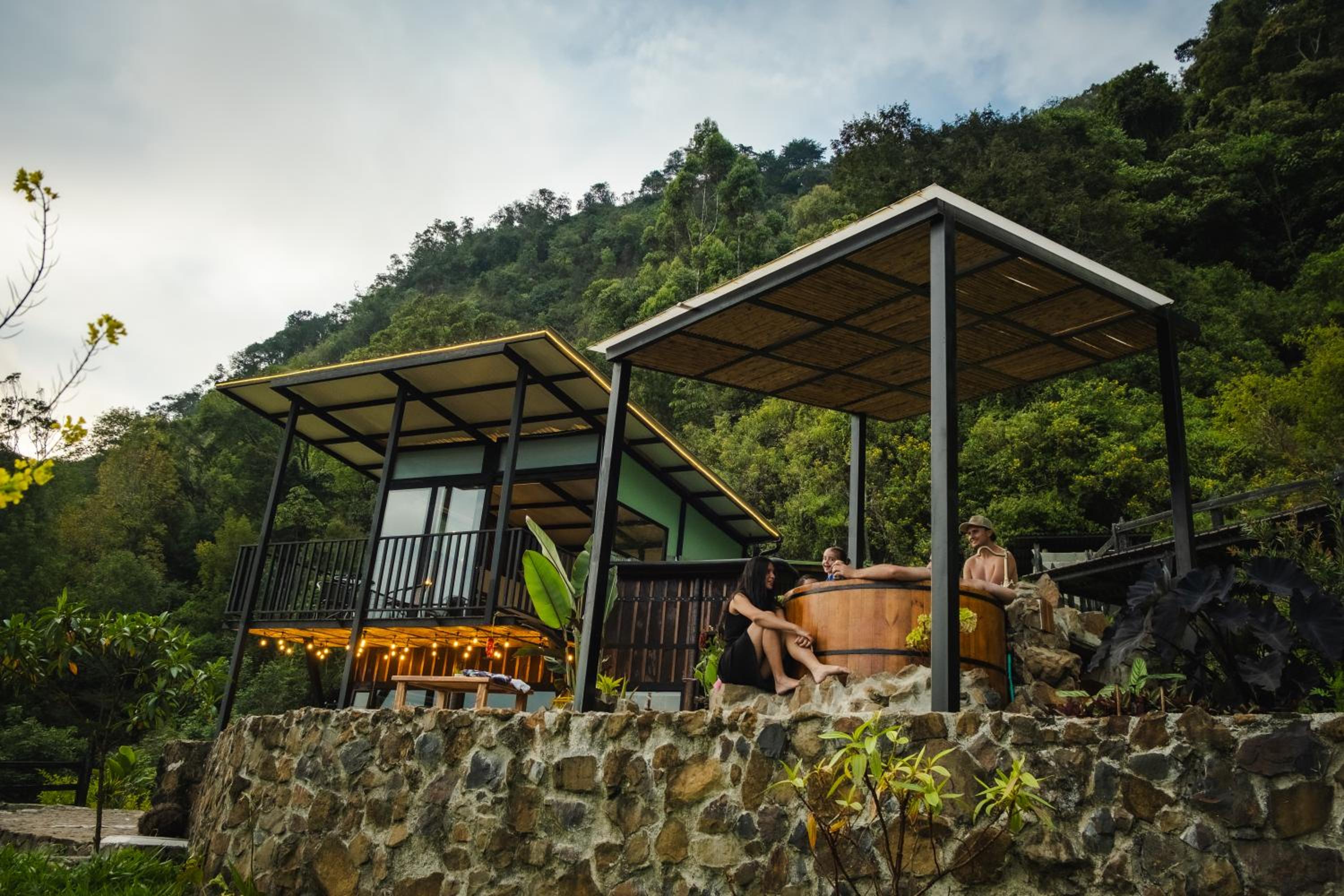 Refined cabin, panoramic views, steps from Jericó