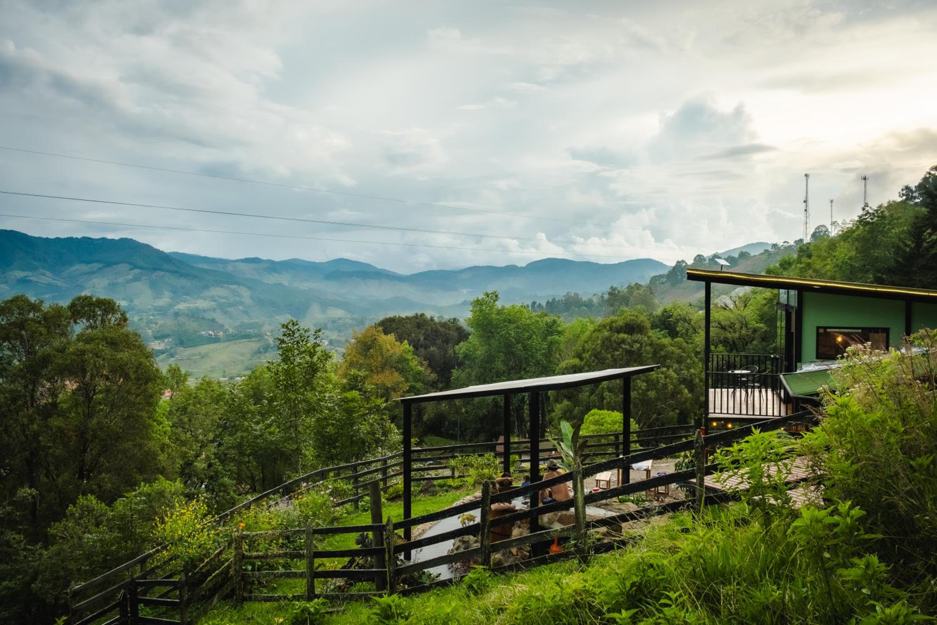 Refined cabin, panoramic views, steps from Jericó