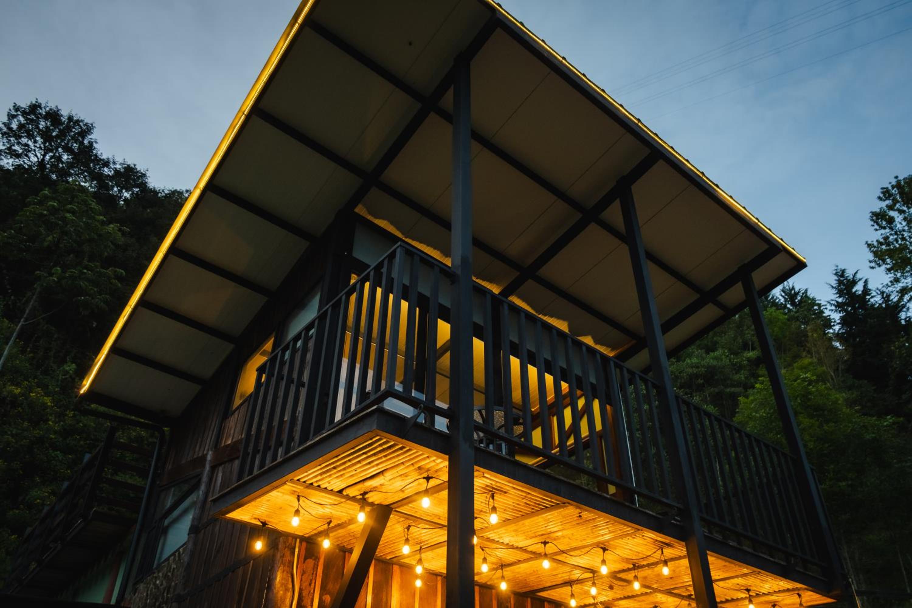 Refined cabin, panoramic views, steps from Jericó