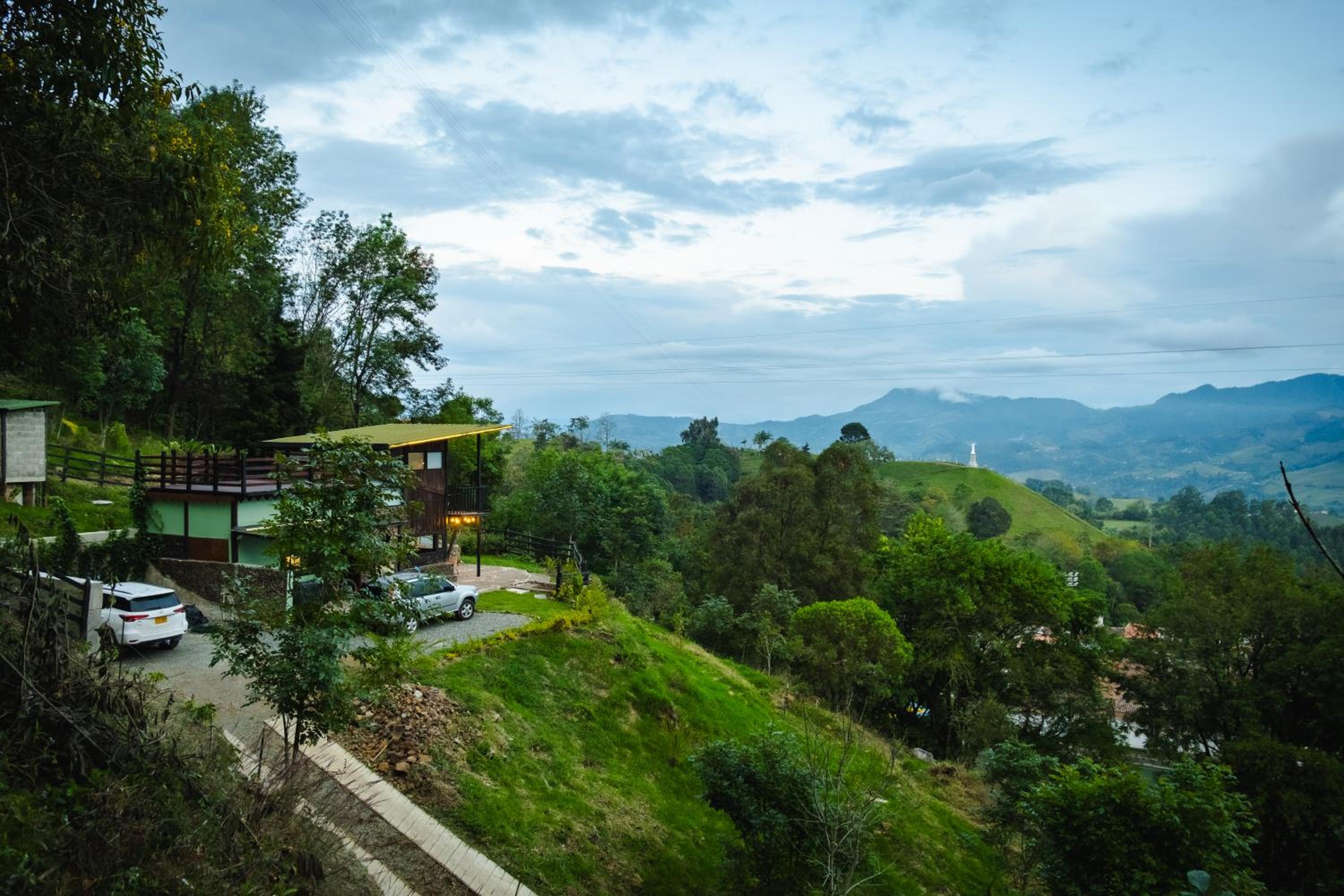 Refined cabin, panoramic views, steps from Jericó