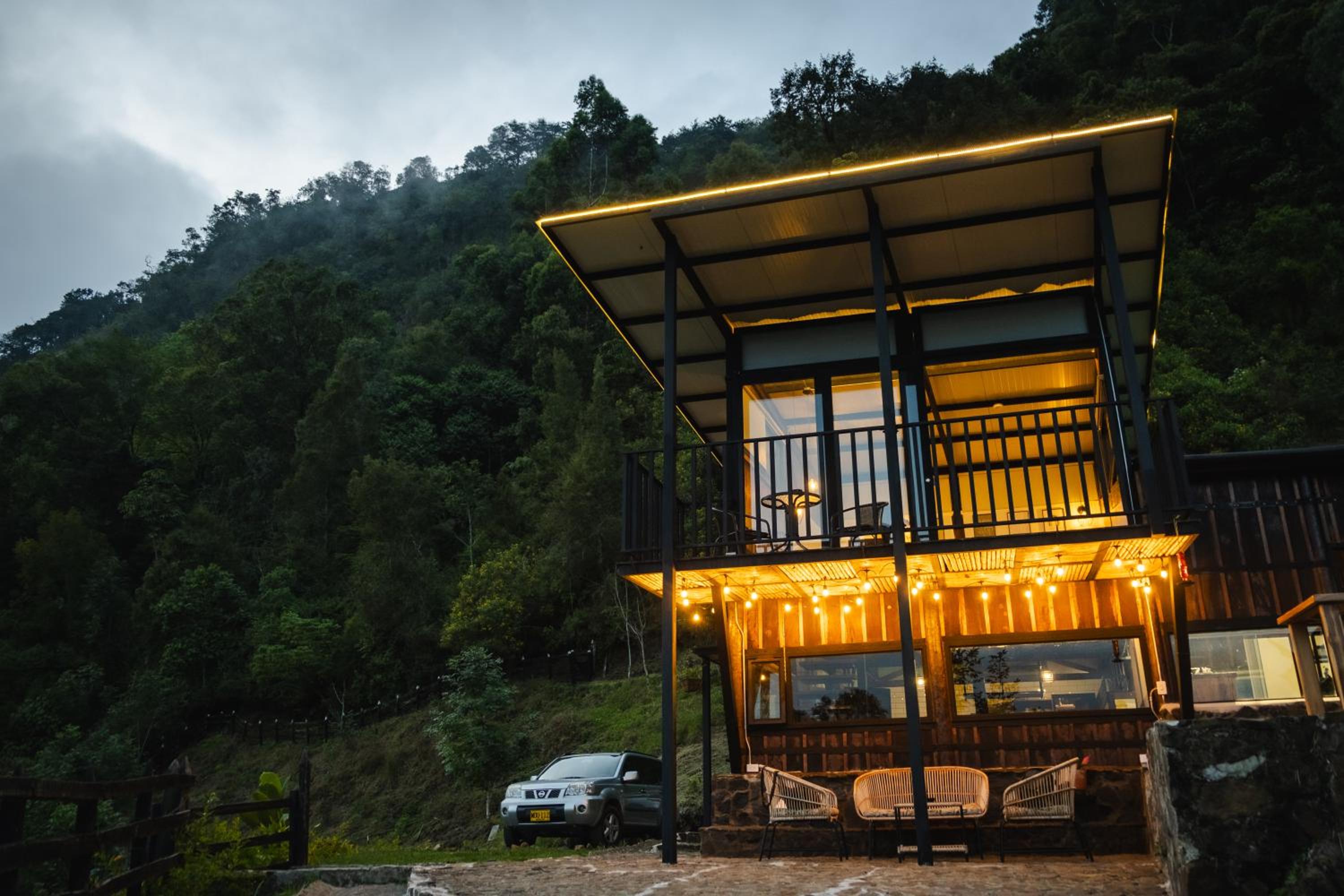 Refined cabin, panoramic views, steps from Jericó