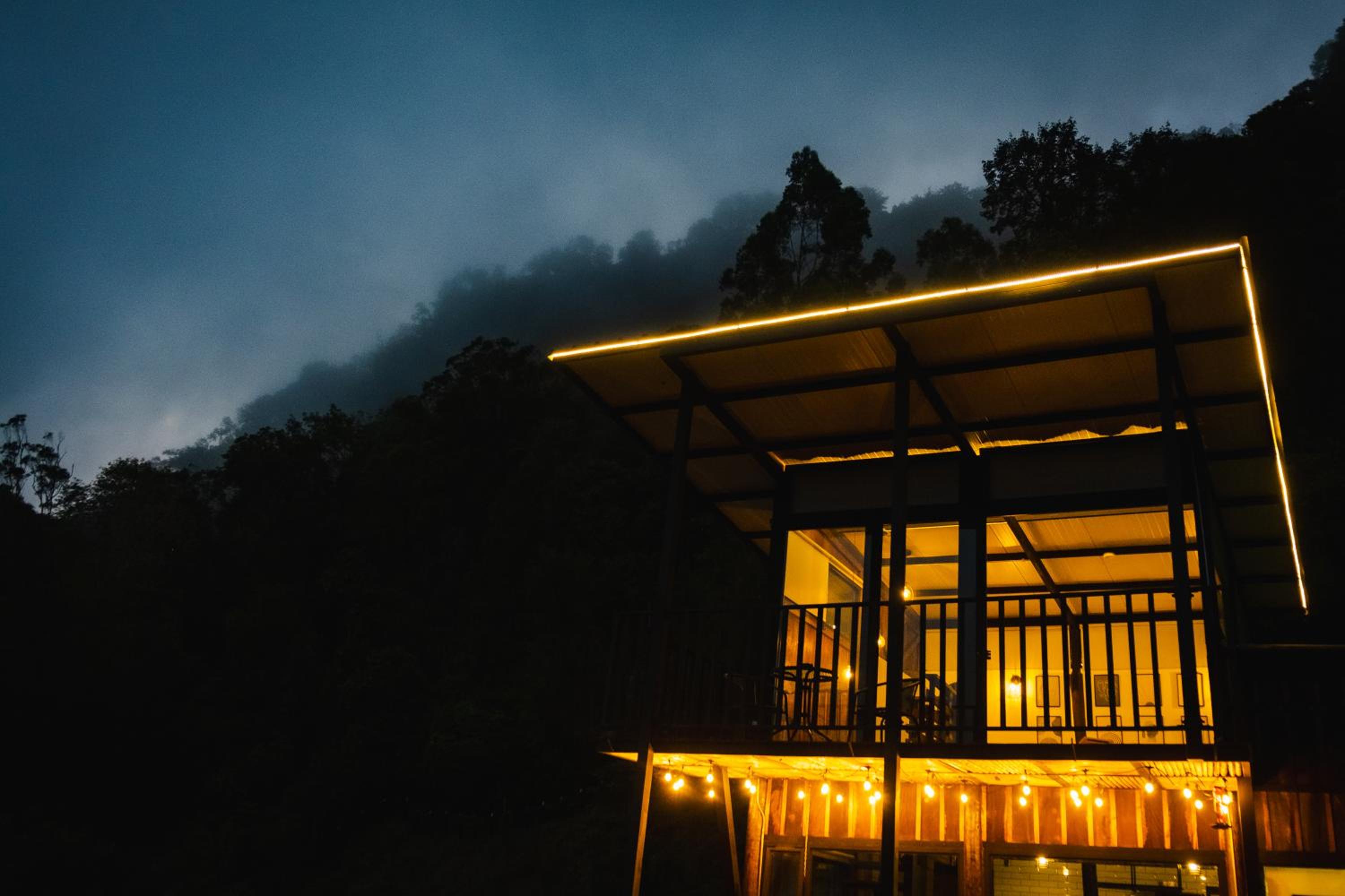 Refined cabin, panoramic views, steps from Jericó
