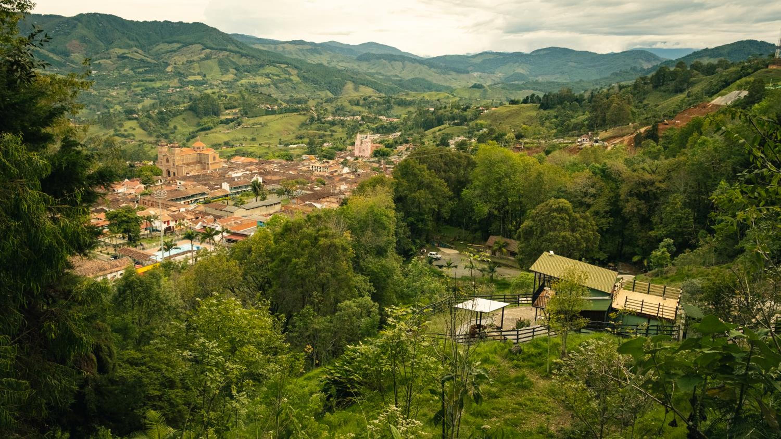 Refined cabin, panoramic views, steps from Jericó
