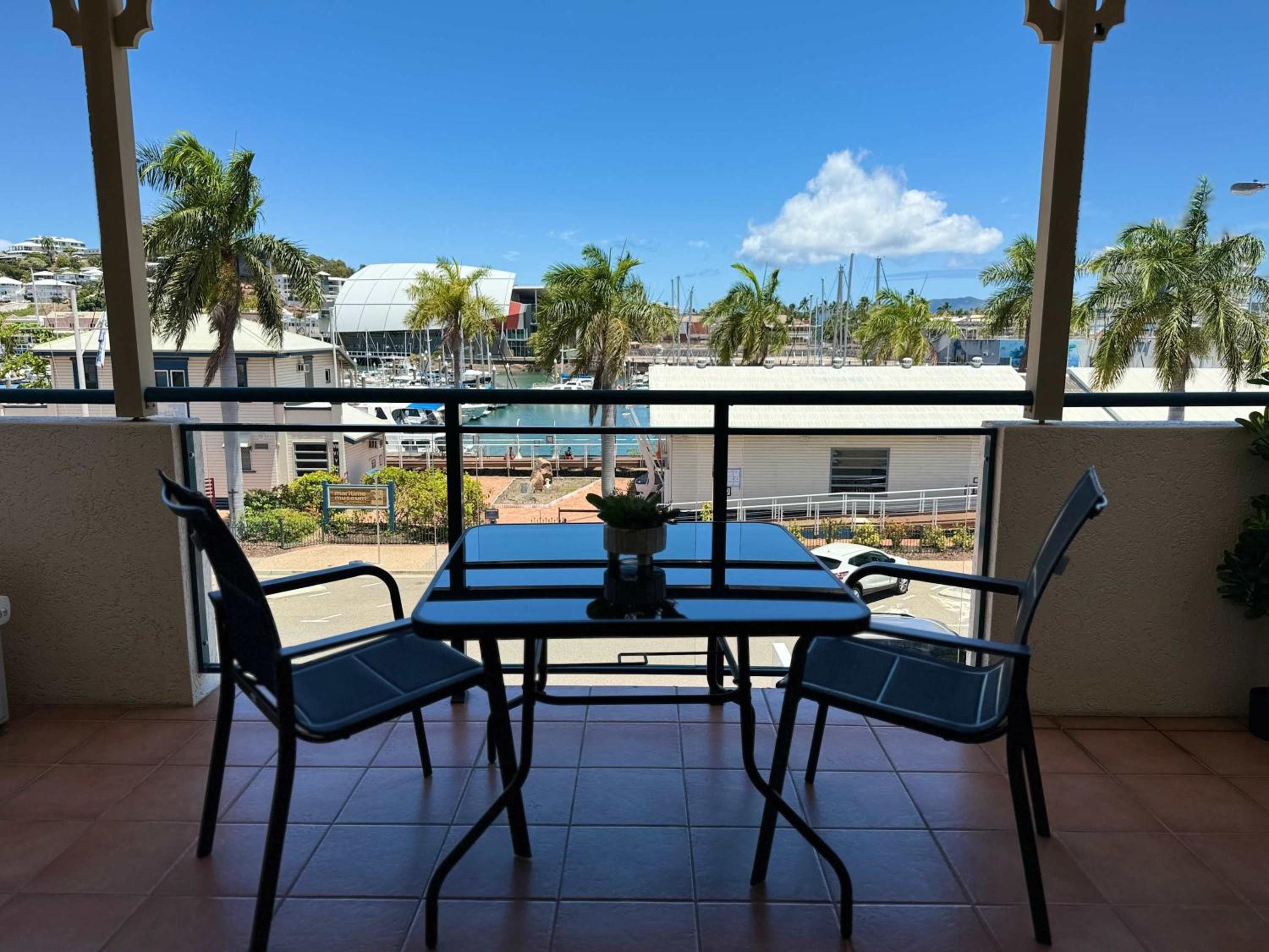 Palmer street Anchorage Stay Steps from Townsville CBD