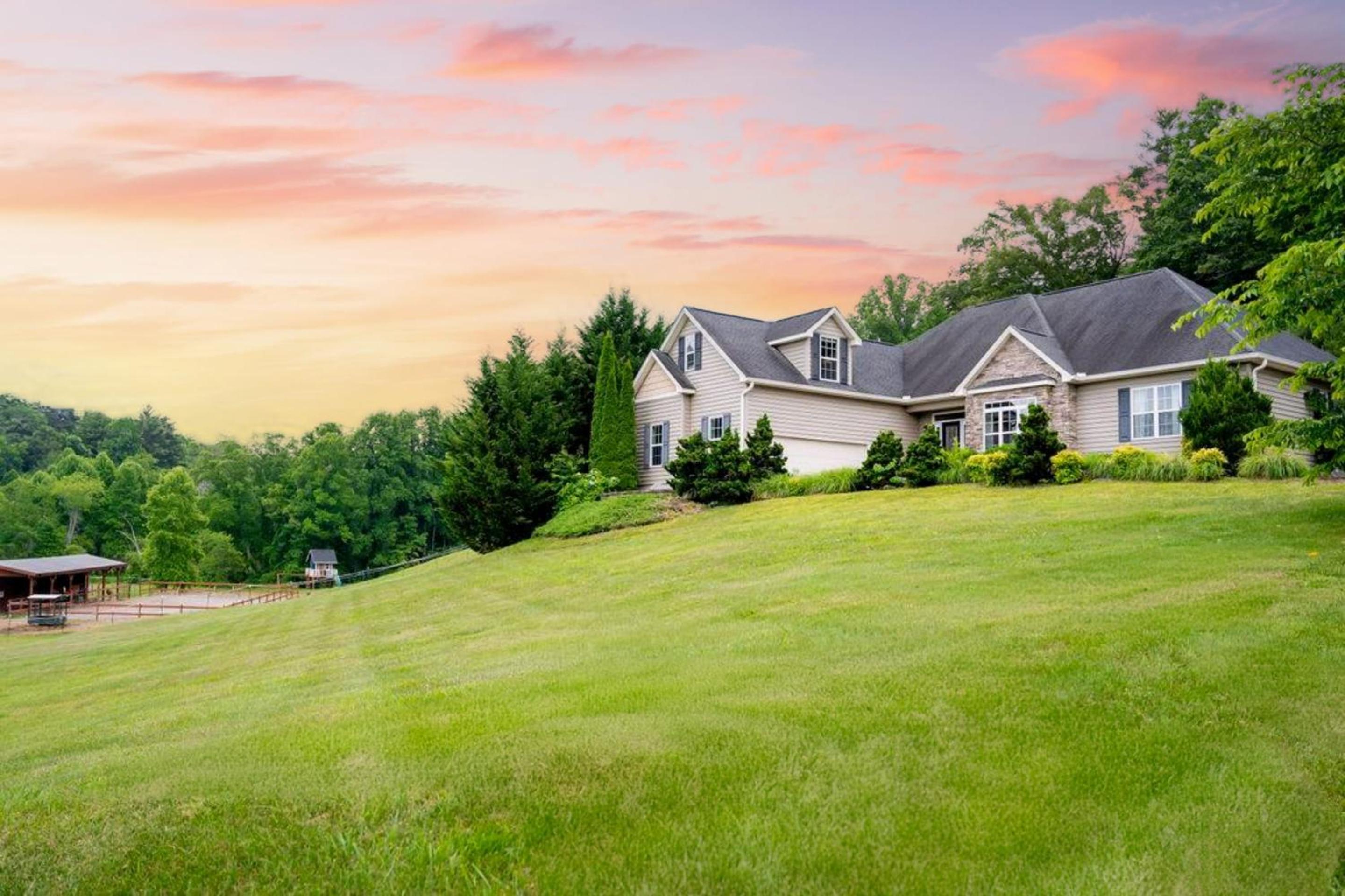 Fairview Vista by AvantStay 10 Mins to Asheville