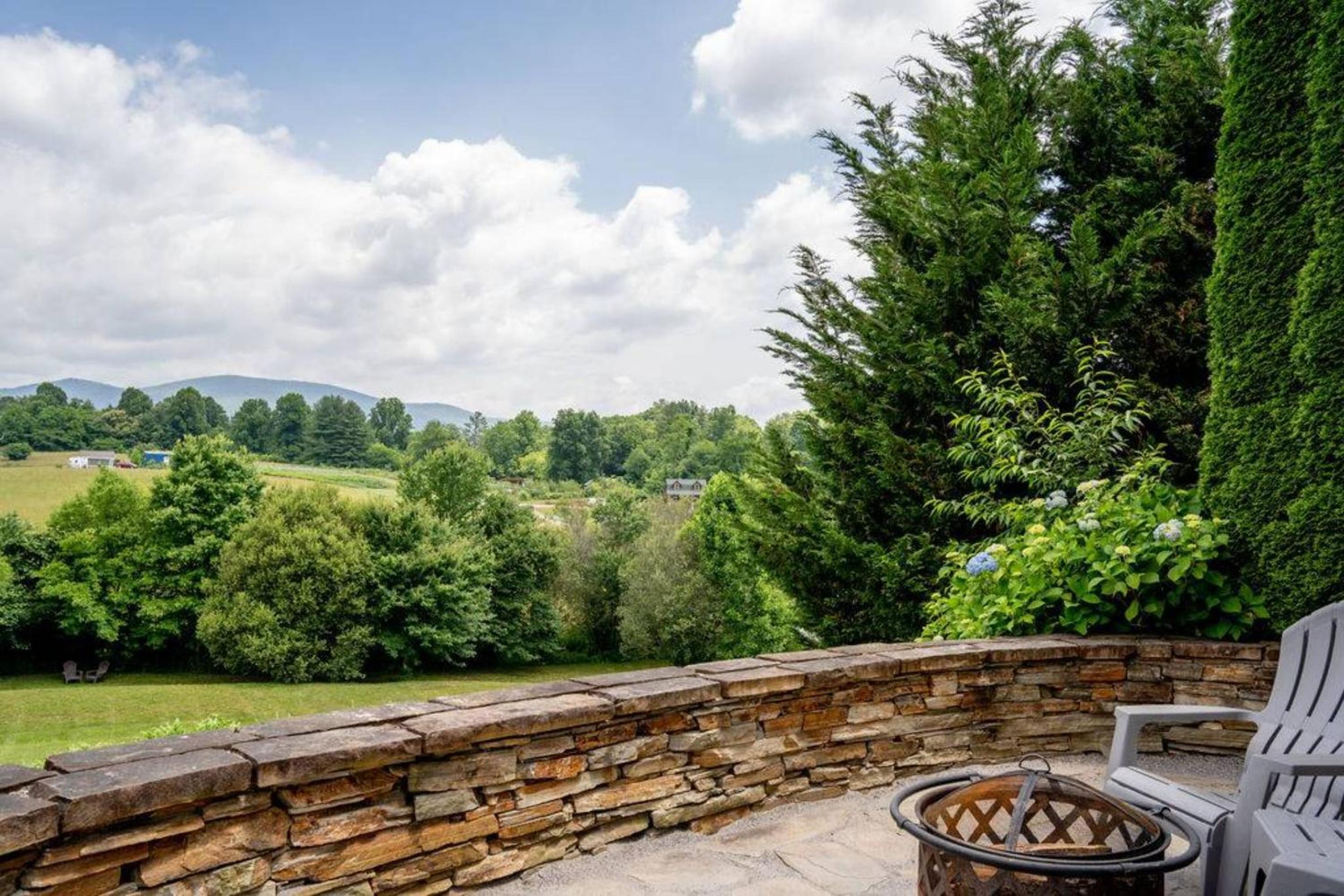 Fairview Vista by AvantStay 10 Mins to Asheville