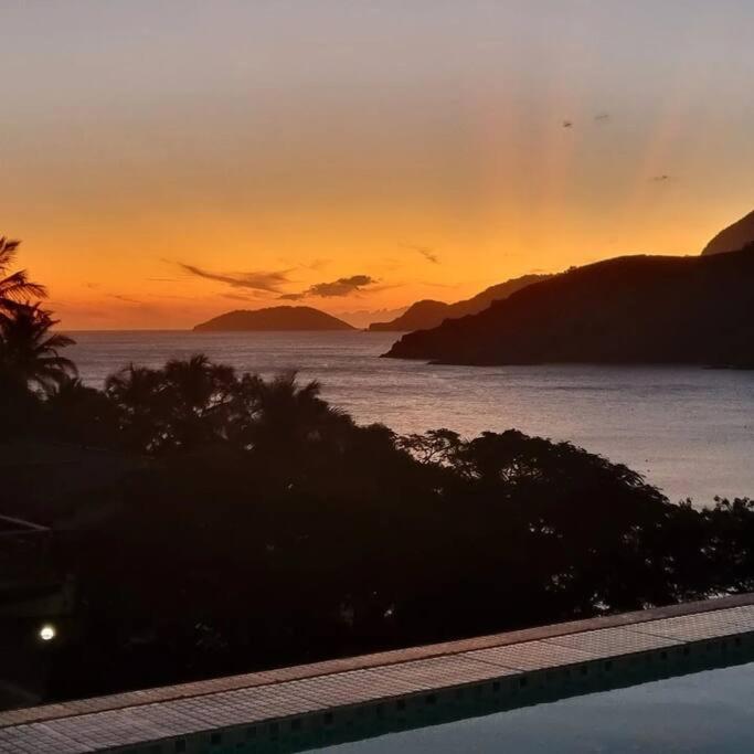 Refúgio dos sonhos - piscina de borda infinita e hidromassagem com vista