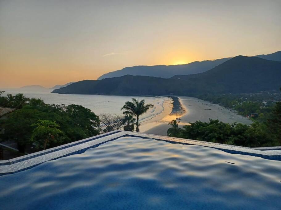 Refúgio dos sonhos - piscina de borda infinita e hidromassagem com vista