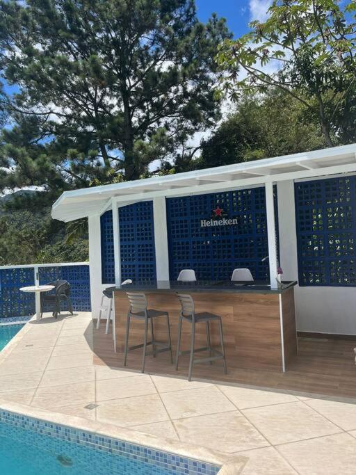 Refúgio dos sonhos - piscina de borda infinita e hidromassagem com vista