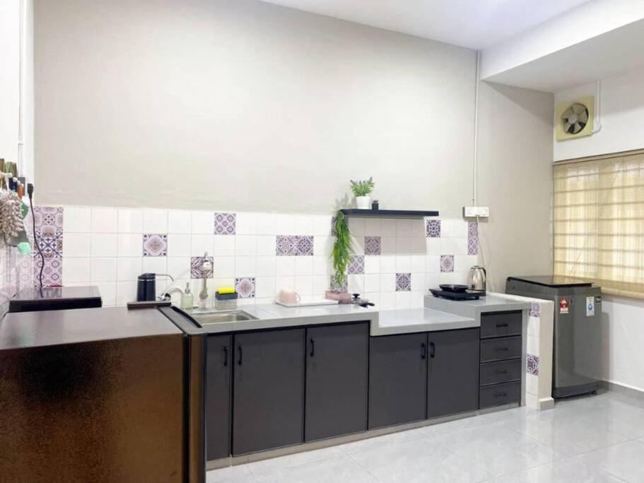 2 Storey Stylish Comfort Retreat ````AlmaImpianRia photo 2