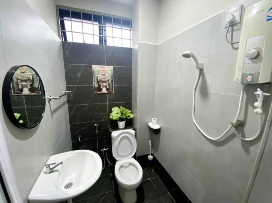 2 Storey Stylish Comfort Retreat ````AlmaImpianRia photo 4