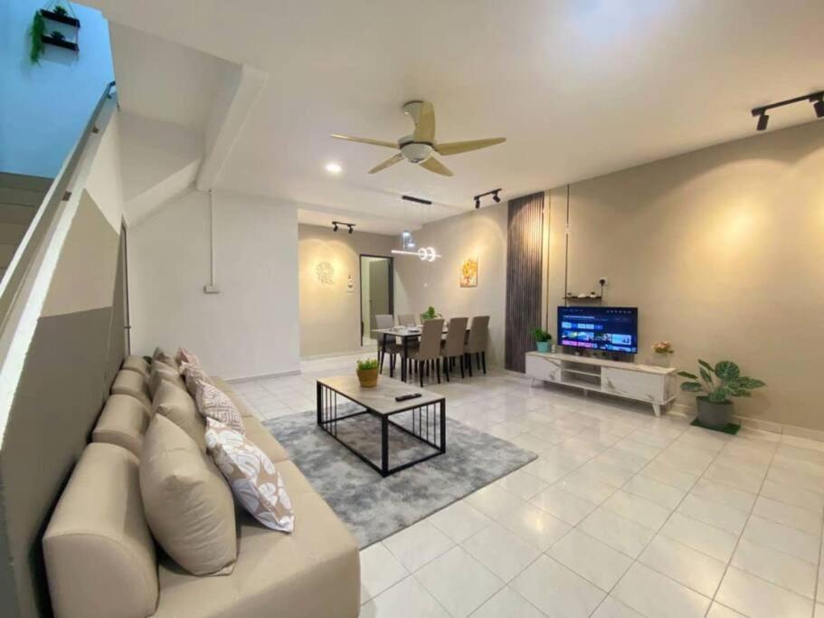 2 Storey Stylish Comfort Retreat ````AlmaImpianRia photo 6