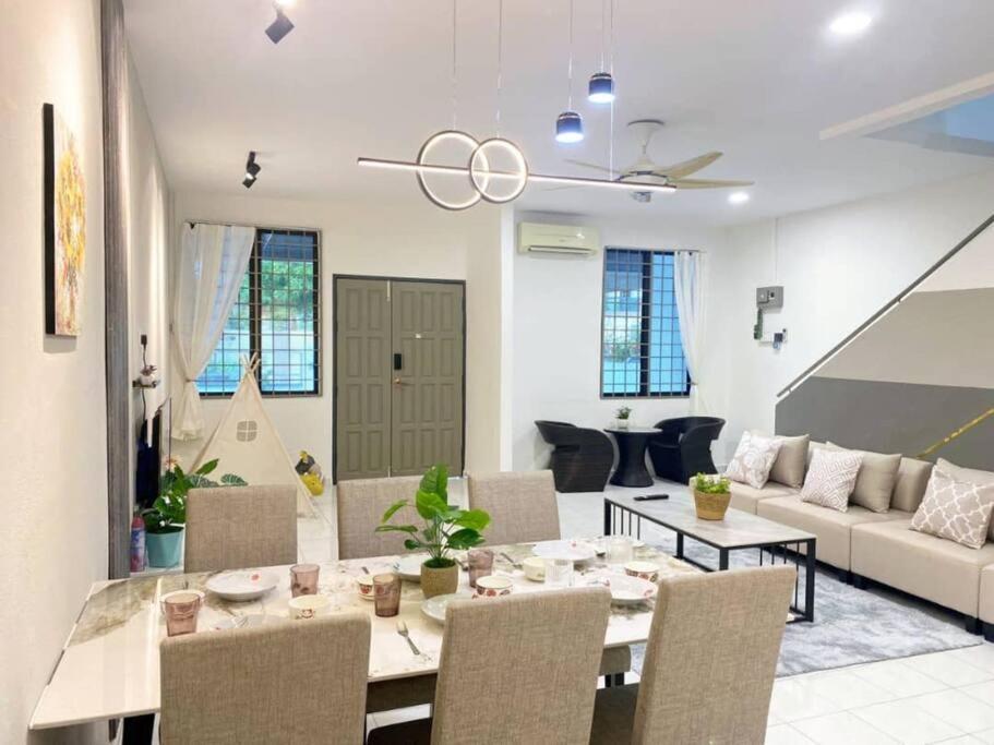 2 Storey Stylish Comfort Retreat ````AlmaImpianRia photo 7