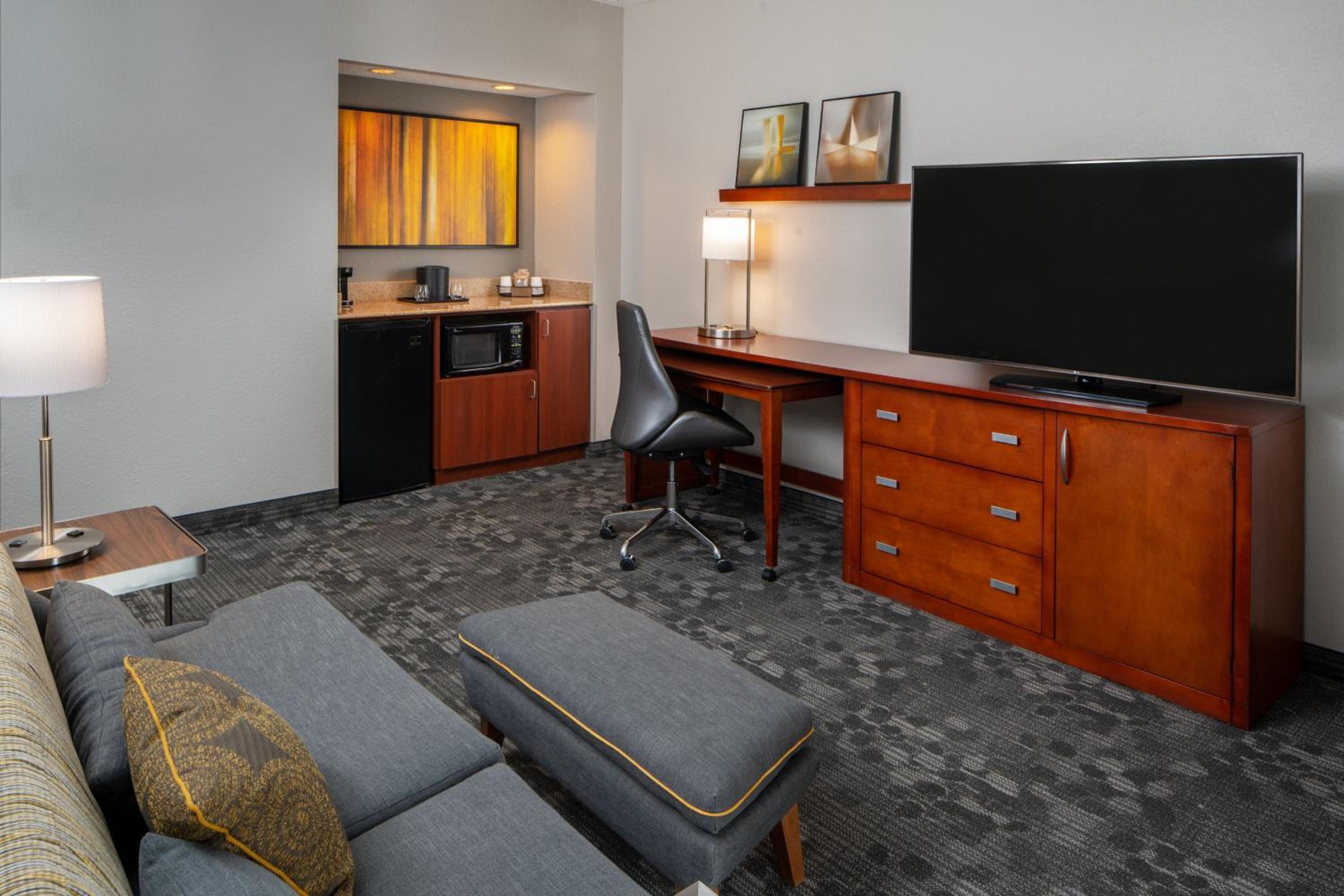 Courtyard by Marriott Nashville Airport - Property Image 20