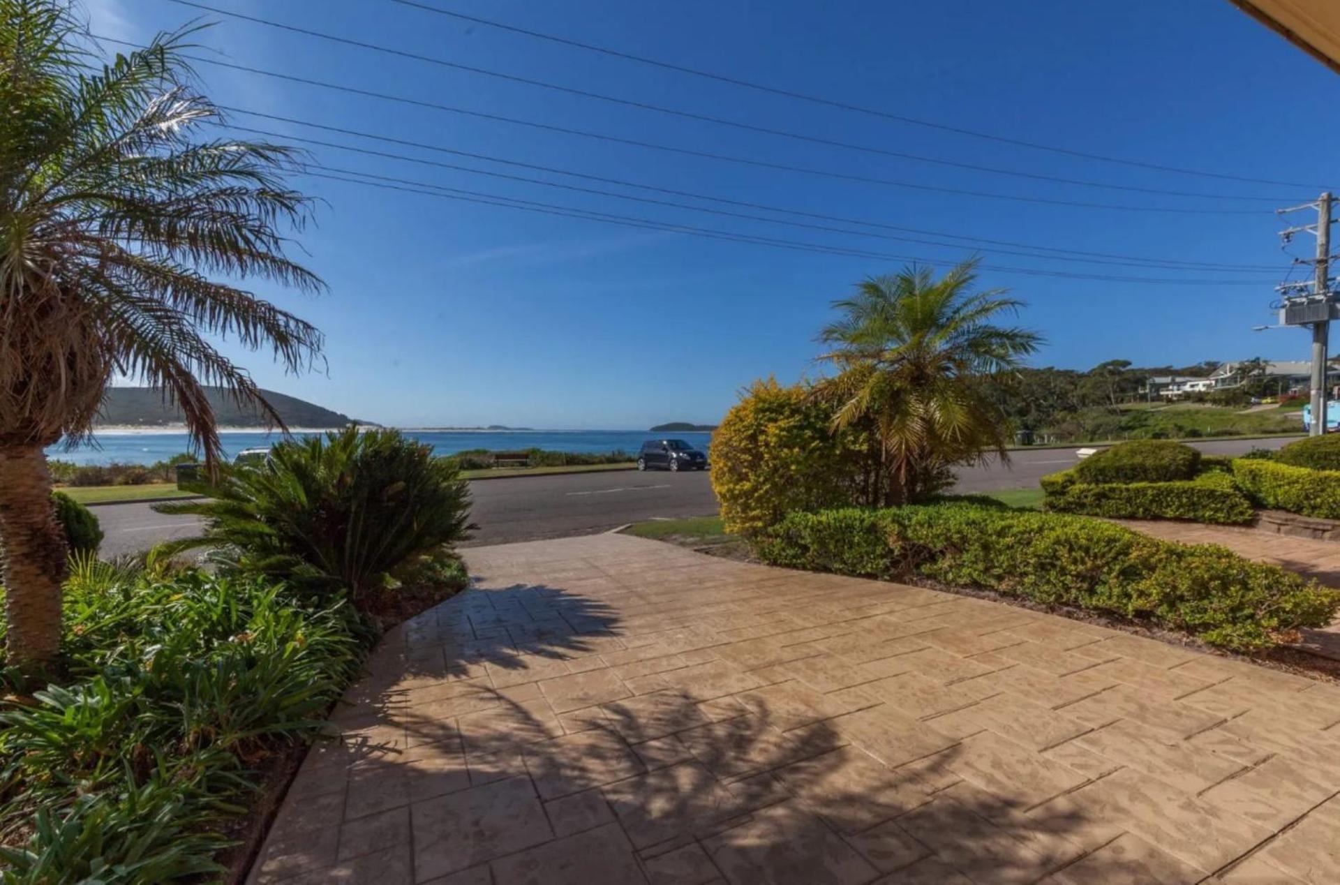 Tah Villa 1, 68 Marine Dr - stunning views, linen and air con