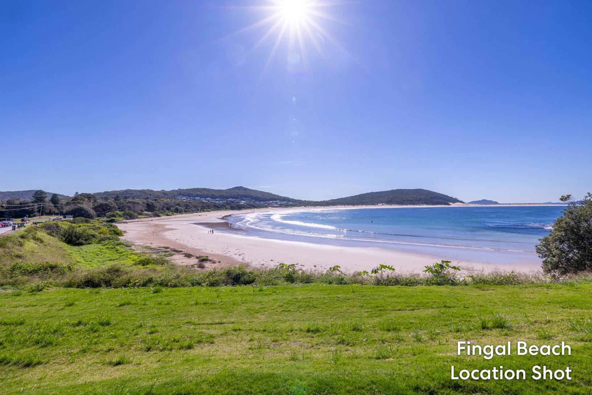 Tah Villa 1, 68 Marine Dr - stunning views, linen and air con