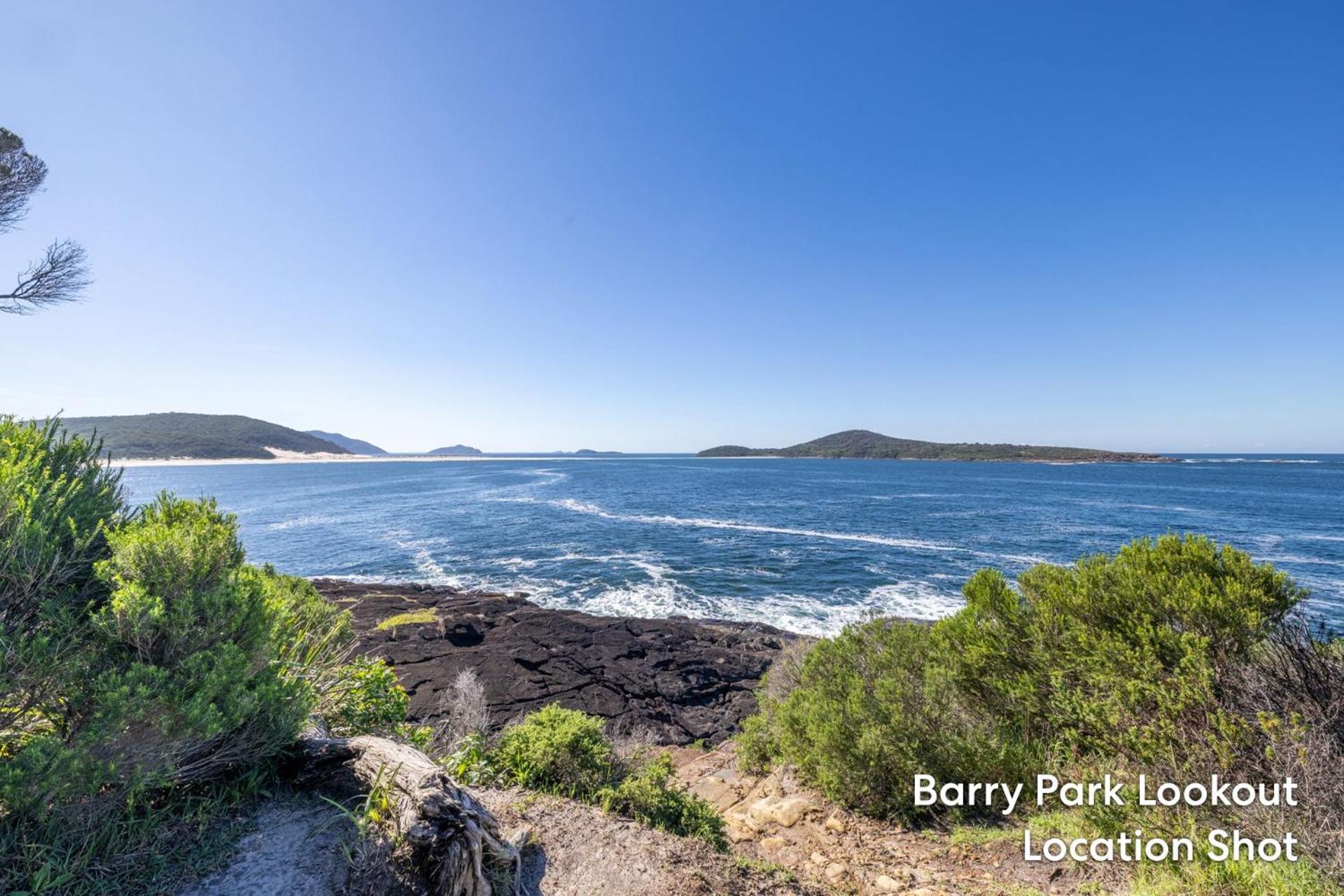 Tah Villa 1, 68 Marine Dr - stunning views, linen and air con