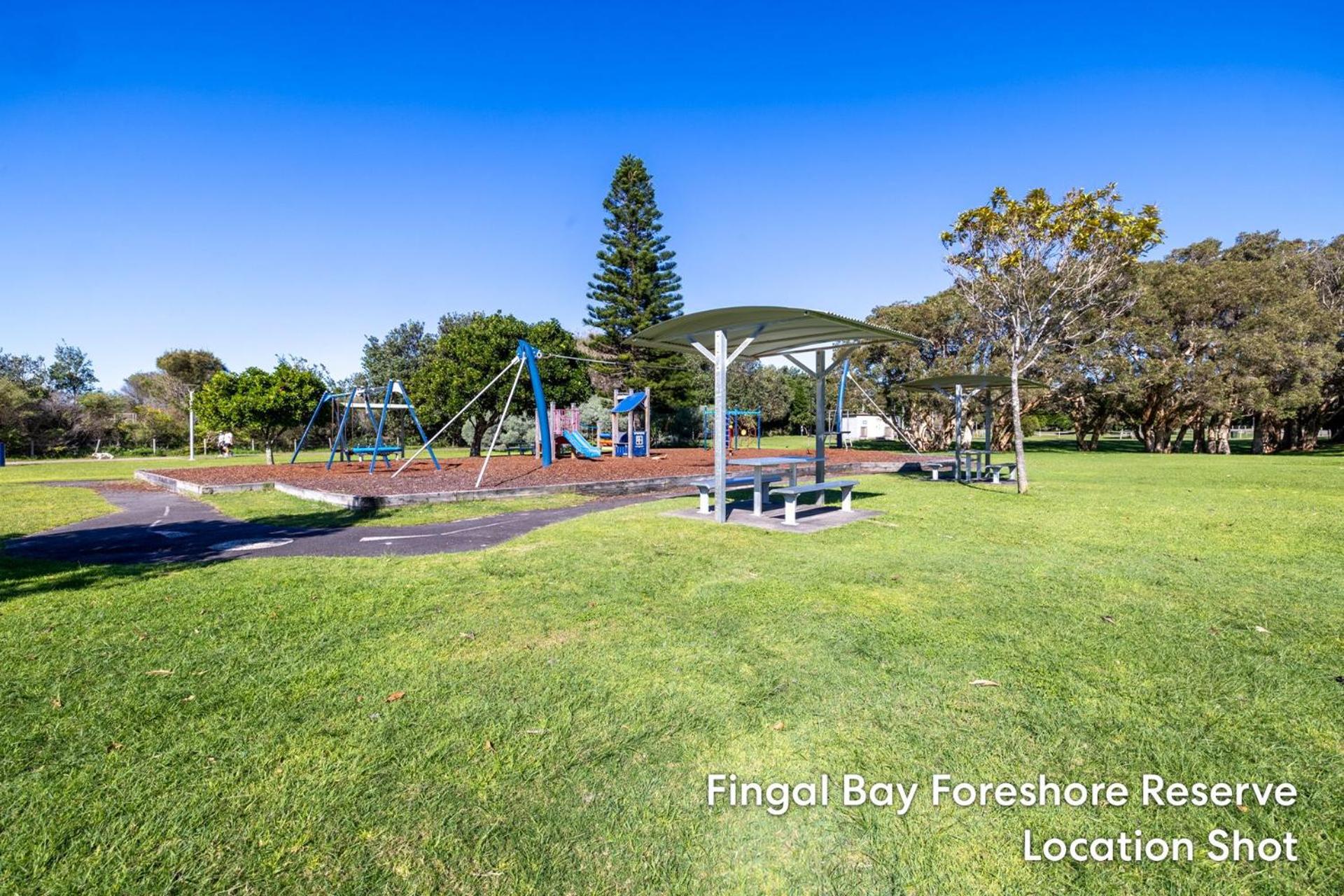 Tah Villa 1, 68 Marine Dr - stunning views, linen and air con