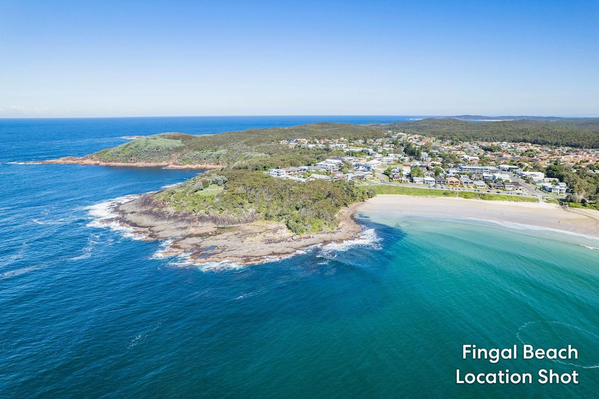 Tah Villa 1, 68 Marine Dr - stunning views, linen and air con