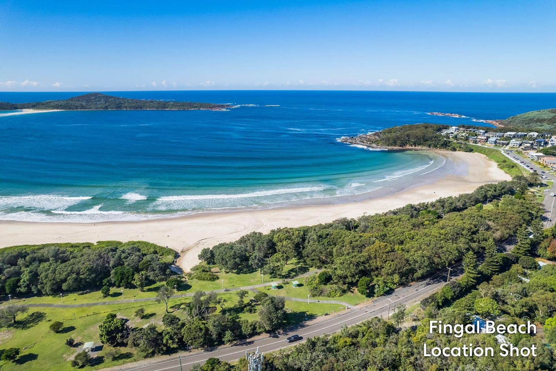 Tah Villa 1, 68 Marine Dr - stunning views, linen and air con
