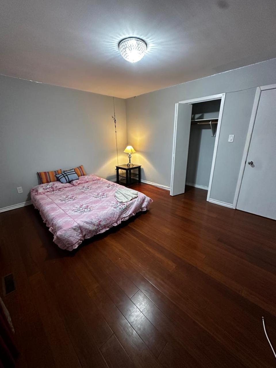 Budget Room Near Toronto 15 Min - Plazas, Shopping, Restaurants, Transit Nearby B1