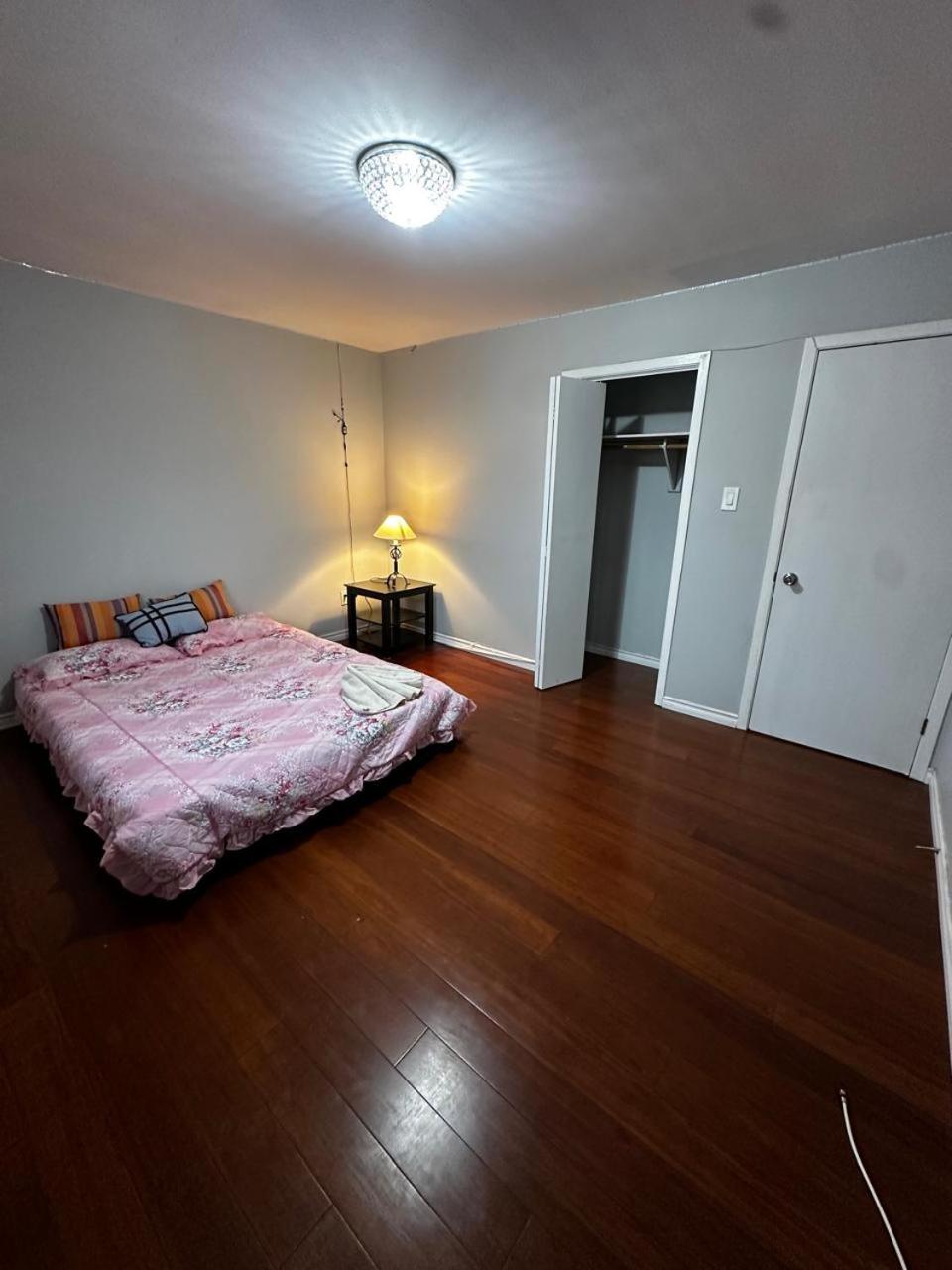 Budget Room Near Toronto 15 Min - Plazas, Shopping, Restaurants, Transit Nearby B1