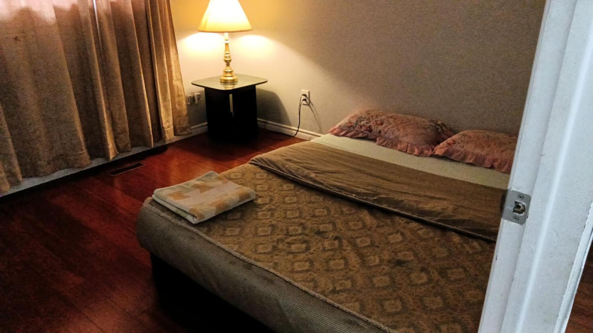 Budget Room Near Toronto 15 Min - Plazas, Shopping, Restaurants, Transit Nearby B1