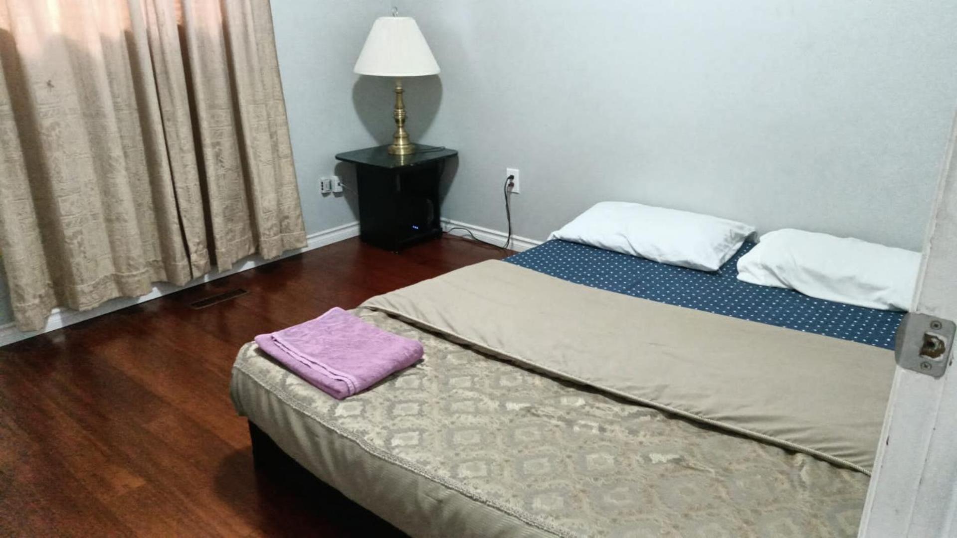 Budget Room Near Toronto 15 Min - Plazas, Shopping, Restaurants, Transit Nearby B1