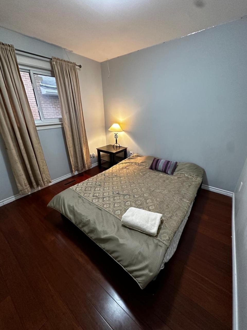 Budget Room Near Toronto 15 Min - Plazas, Shopping, Restaurants, Transit Nearby B1