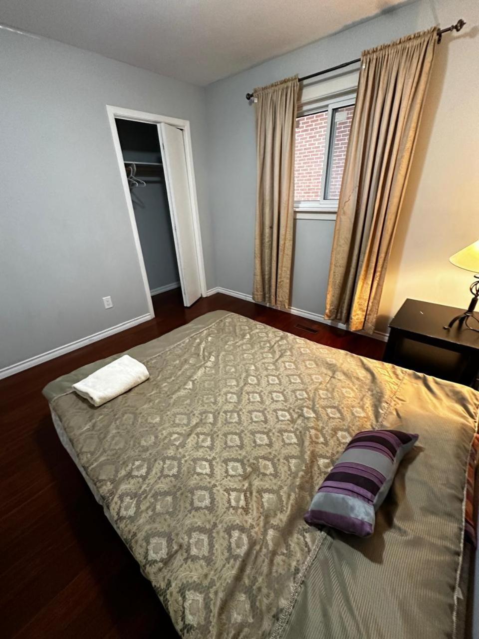 Budget Room Near Toronto 15 Min - Plazas, Shopping, Restaurants, Transit Nearby B1