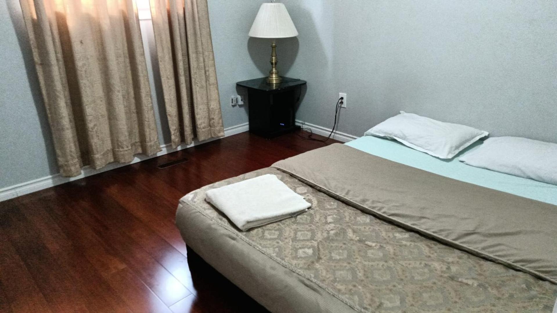 Budget Room Near Toronto 15 Min - Plazas, Shopping, Restaurants, Transit Nearby B1