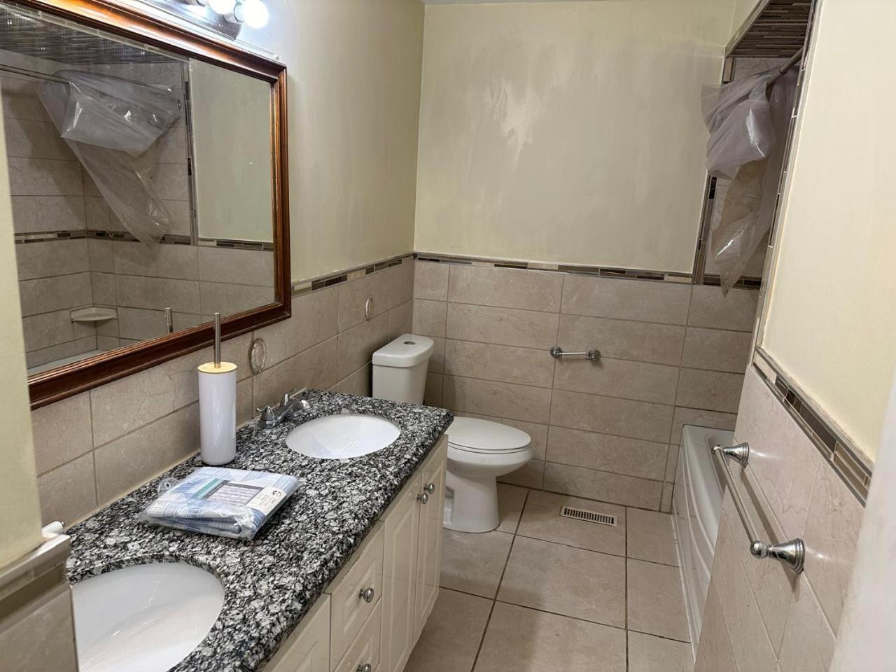 Budget Room Near Toronto 15 Min - Plazas, Shopping, Restaurants, Transit Nearby B1