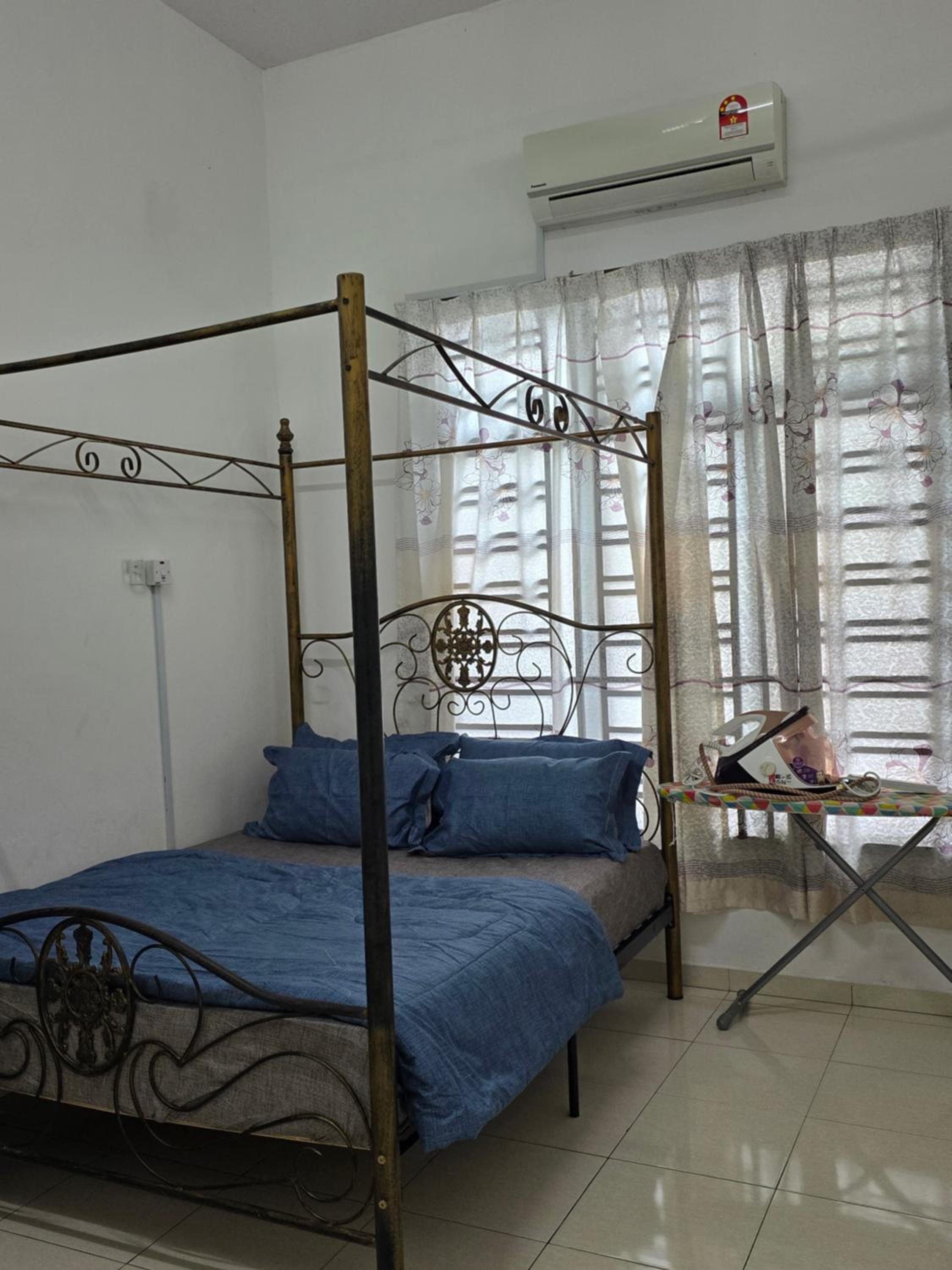 NEEK TOMS HOMESTAY MELAKA Near UITM Lendu - MRSM ALOR GAJAH- ENTER EXIT VIA LEBUH AMJ- SELF CHECK-IN