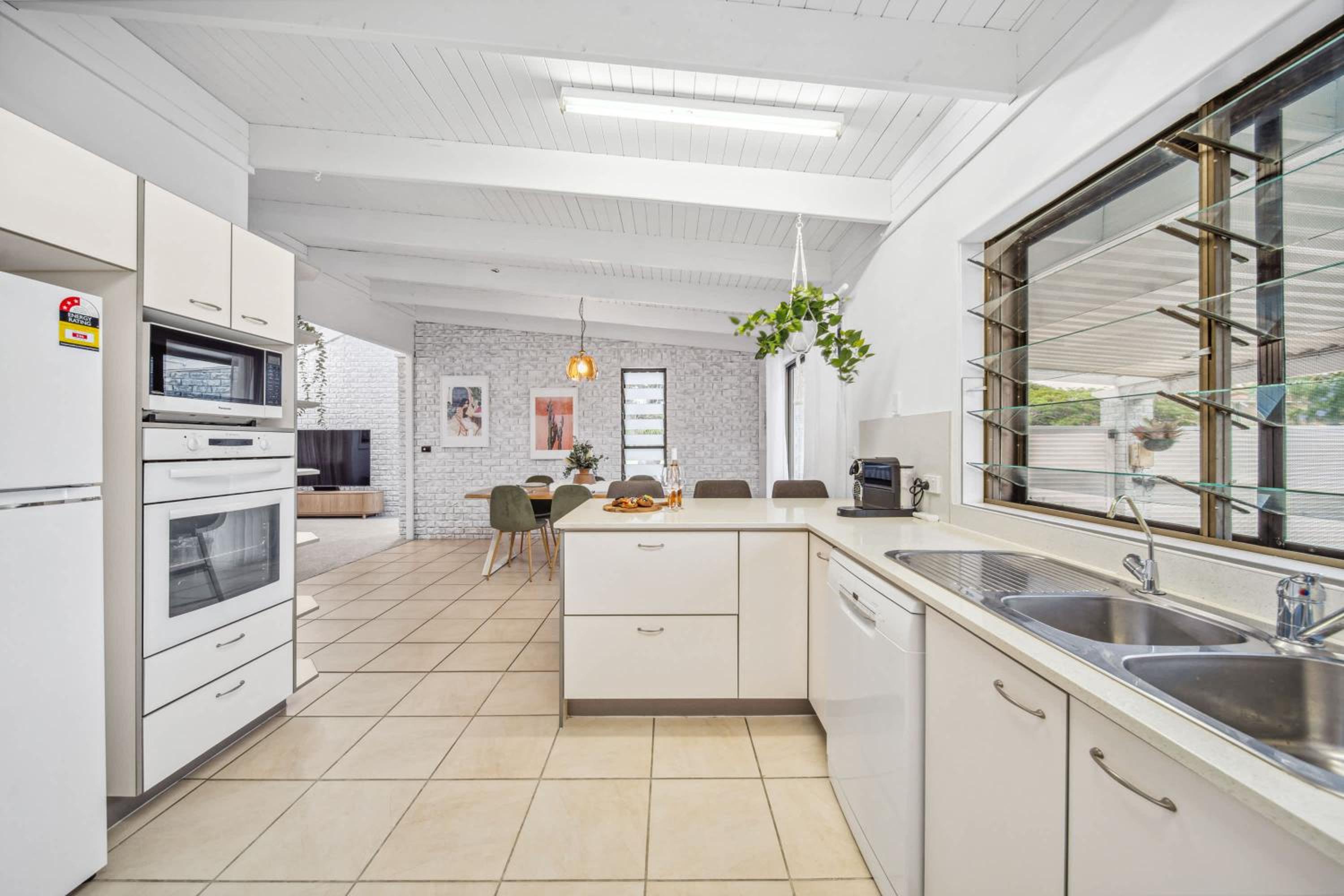 Pumicestone Beach House - 200m to the passage