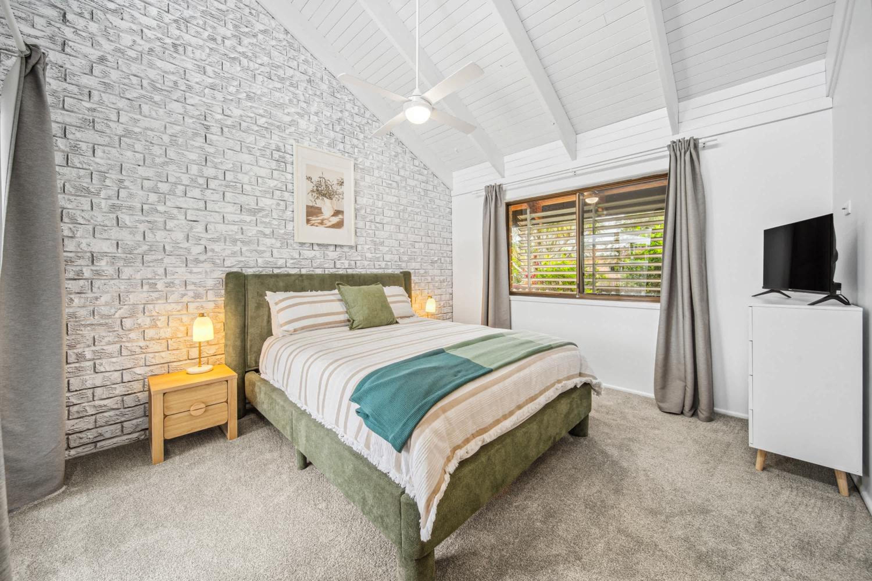 Pumicestone Beach House - 200m to the passage