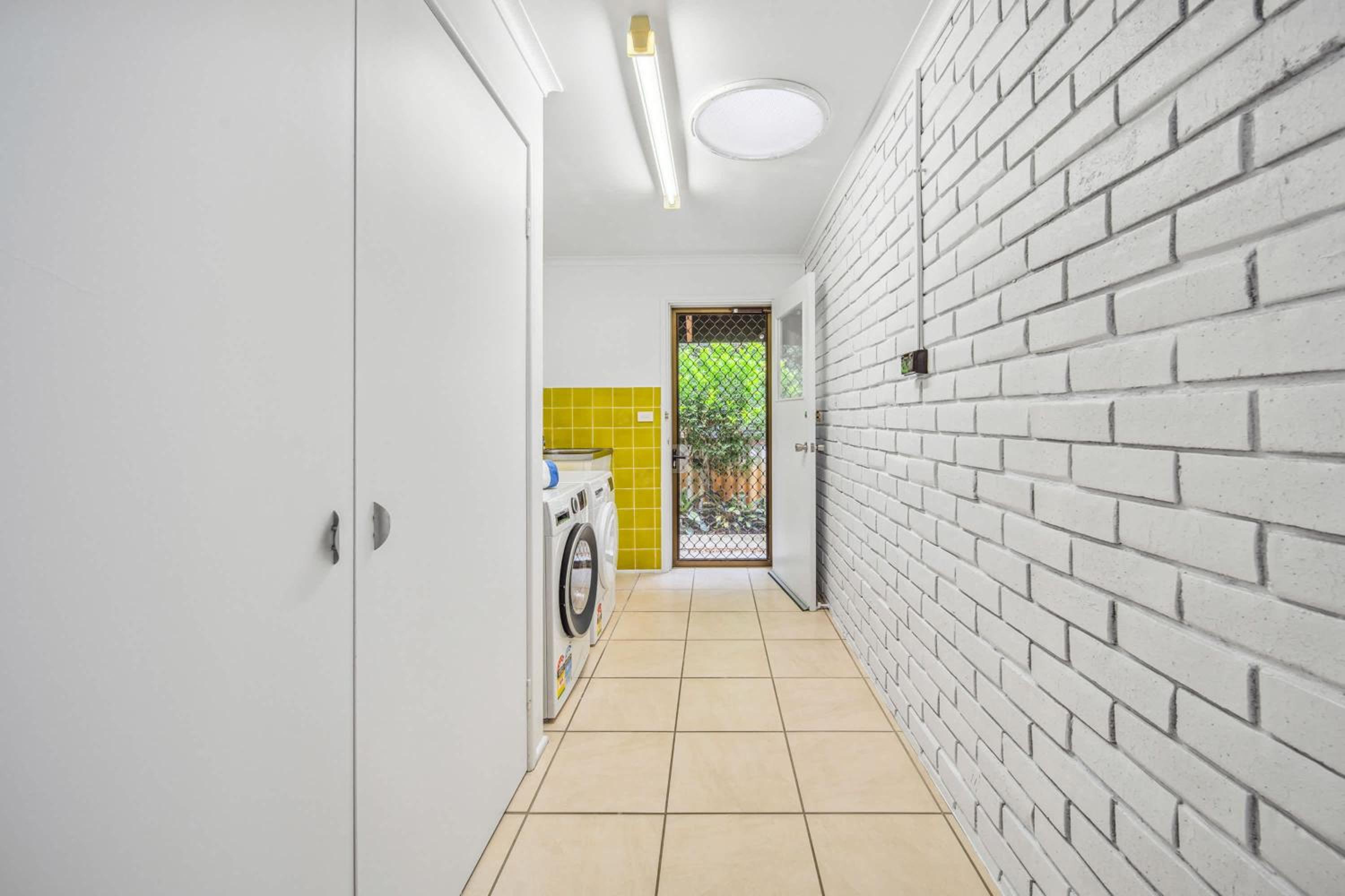 Pumicestone Beach House - 200m to the passage