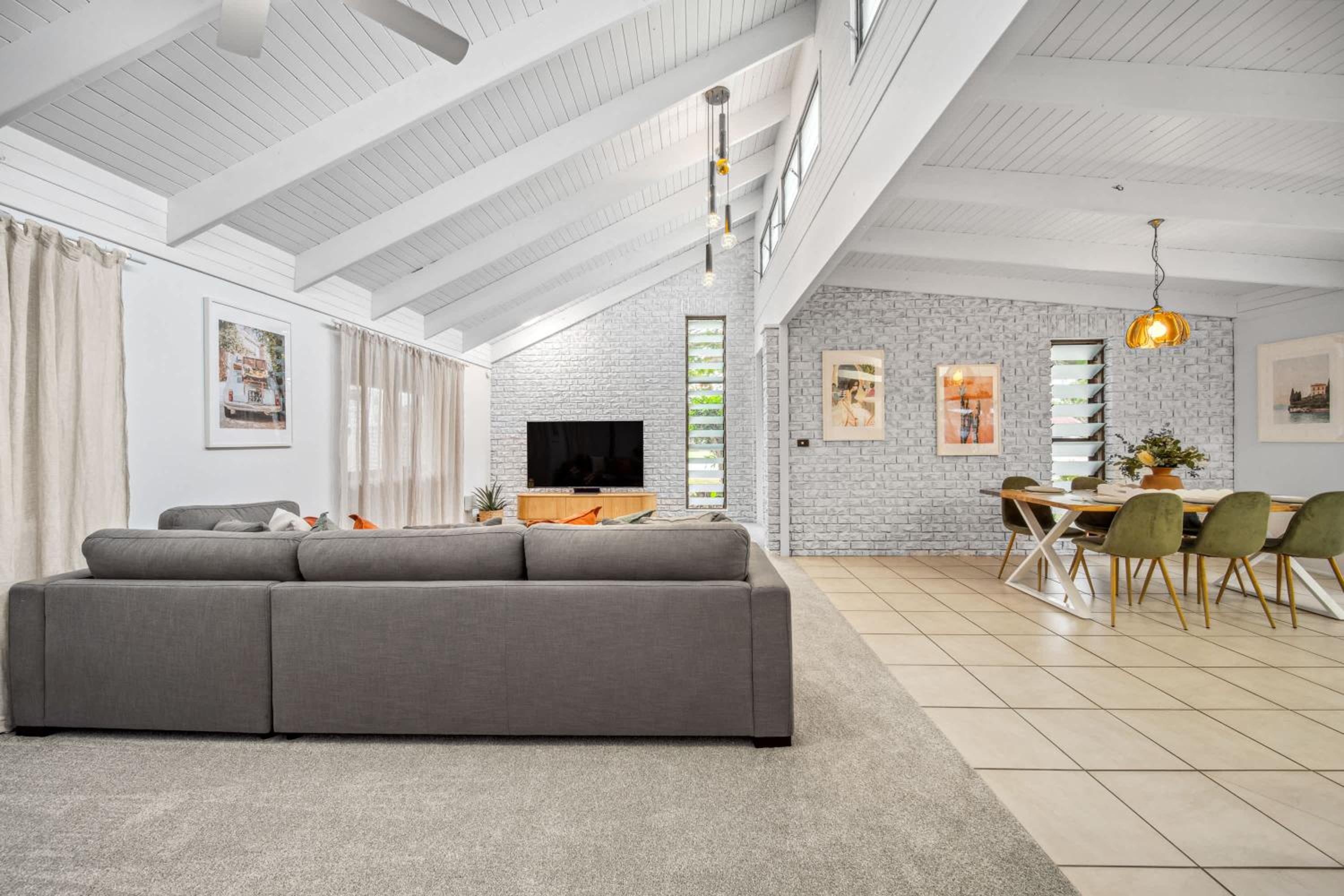 Pumicestone Beach House - 200m to the passage