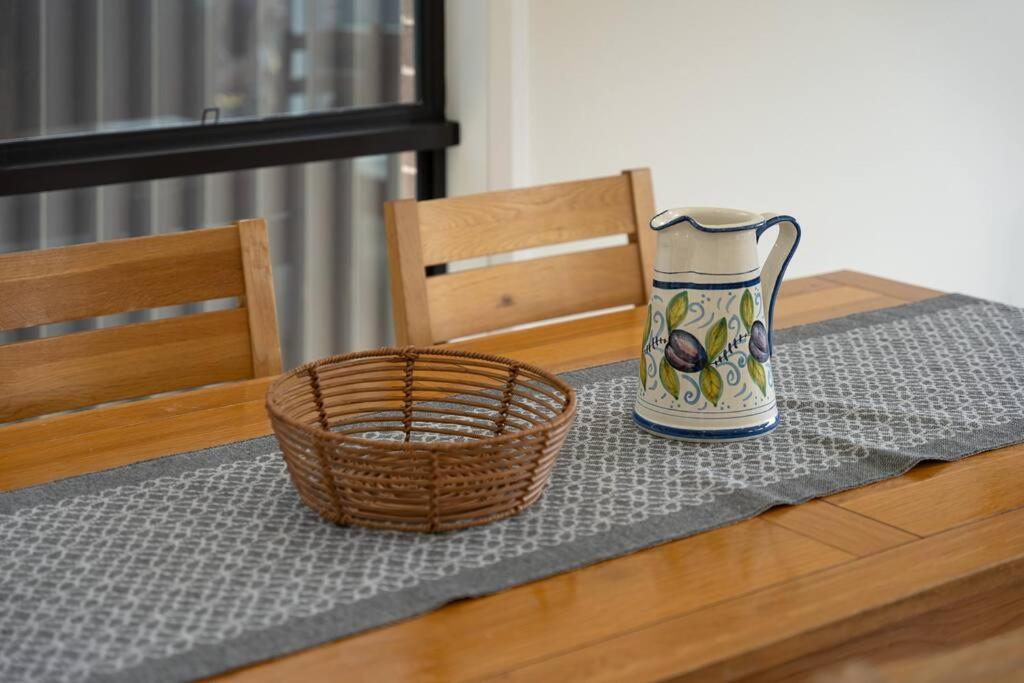 Austral Spacious large 5 br home with Central AC