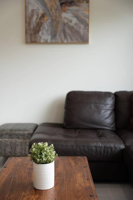 Austral Spacious large 5 br home with Central AC