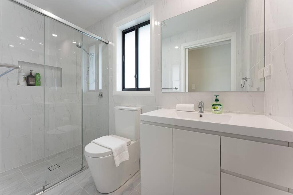 Austral Spacious large 5 br home with Central AC