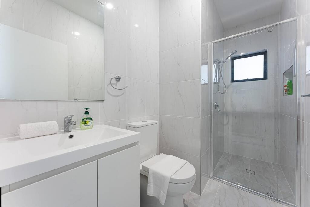 Austral Spacious large 5 br home with Central AC