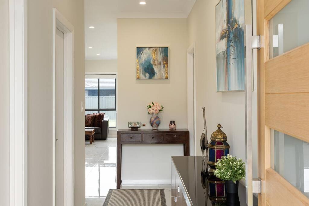 Austral Spacious large 5 br home with Central AC