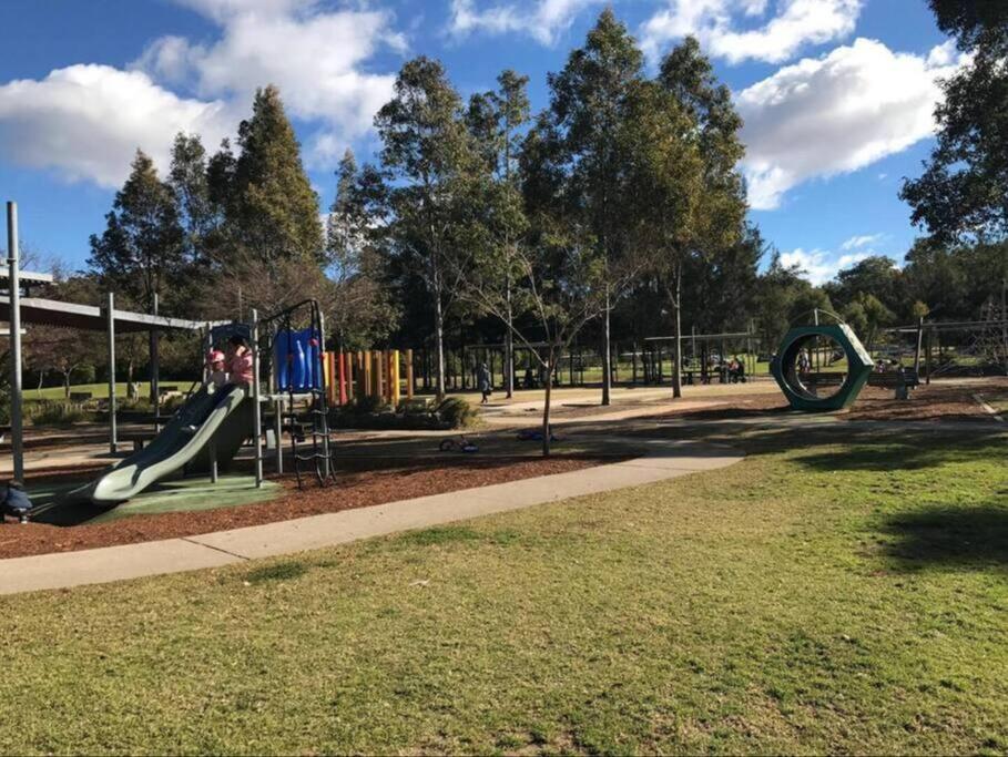 Austral Spacious large 5 br home with Central AC