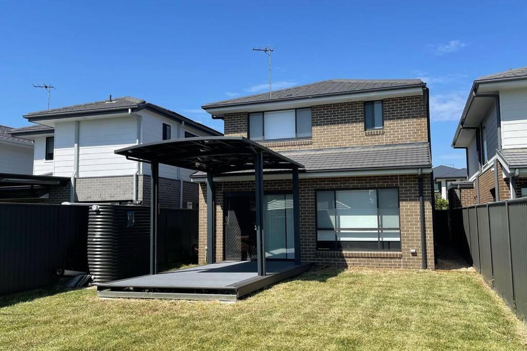 Austral Spacious large 5 br home with Central AC