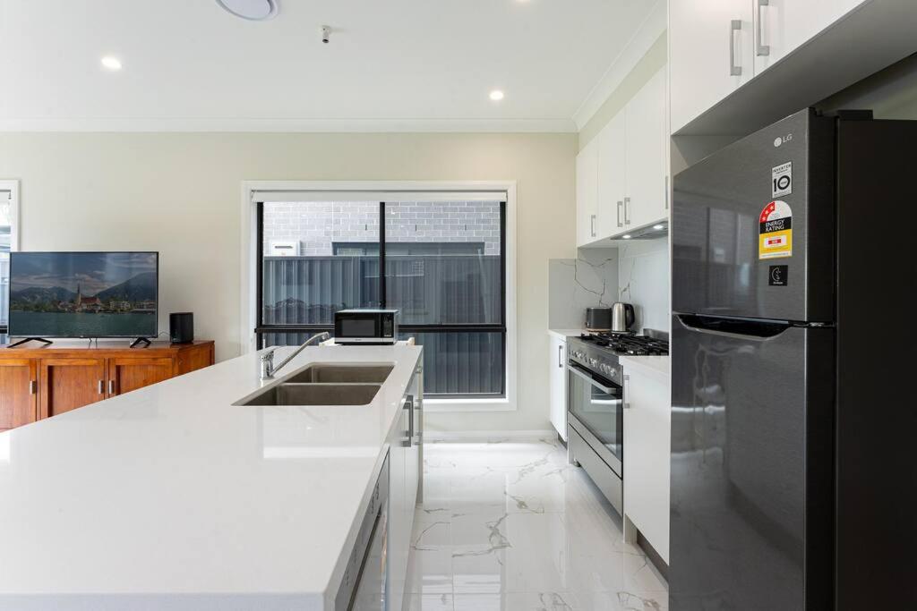 Austral Spacious large 5 br home with Central AC