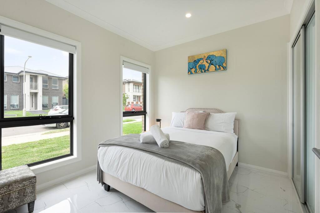Austral Spacious large 5 br home with Central AC