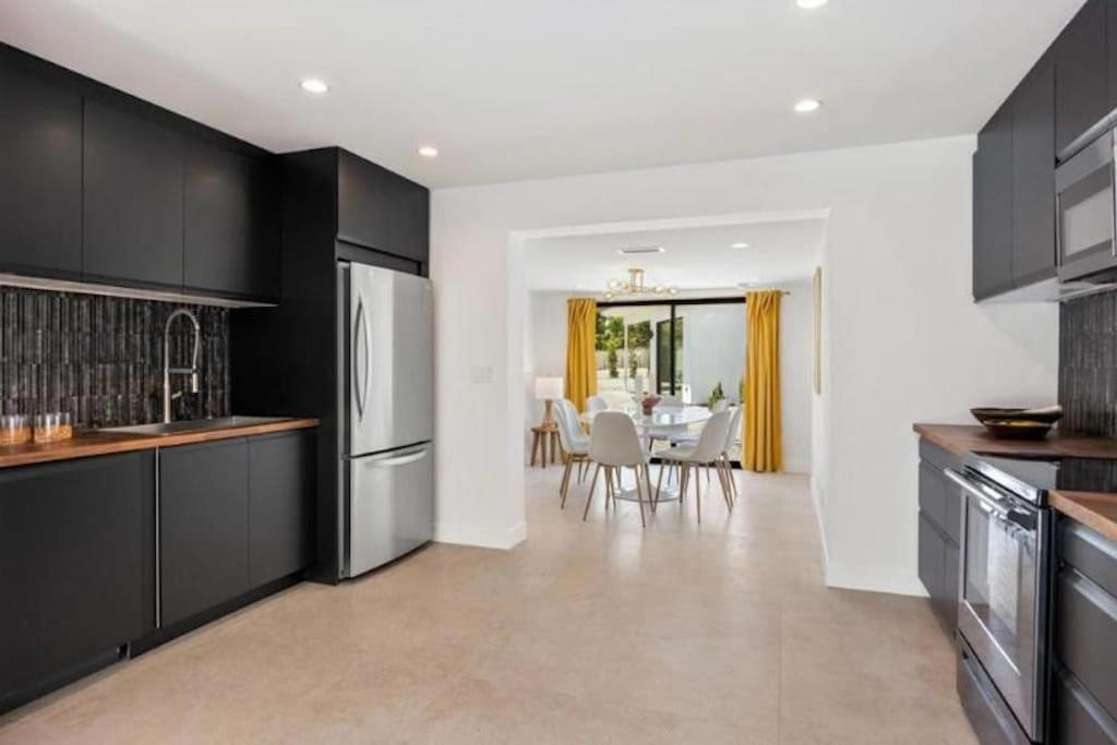 Beautiful 4 bedrooms oasis in Palm Springs view 2