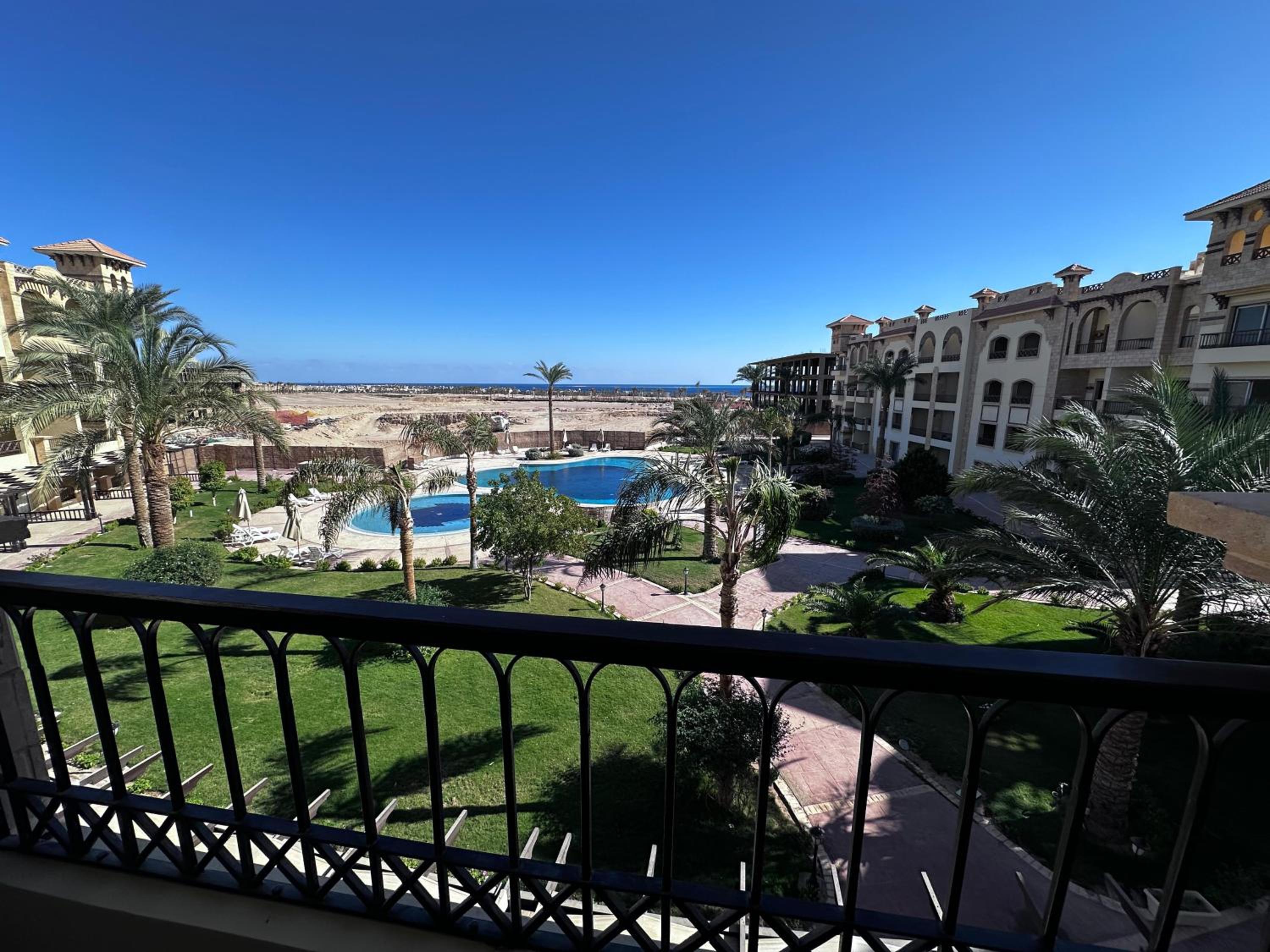Al Saraya Sahl Hasheesh by Peaks